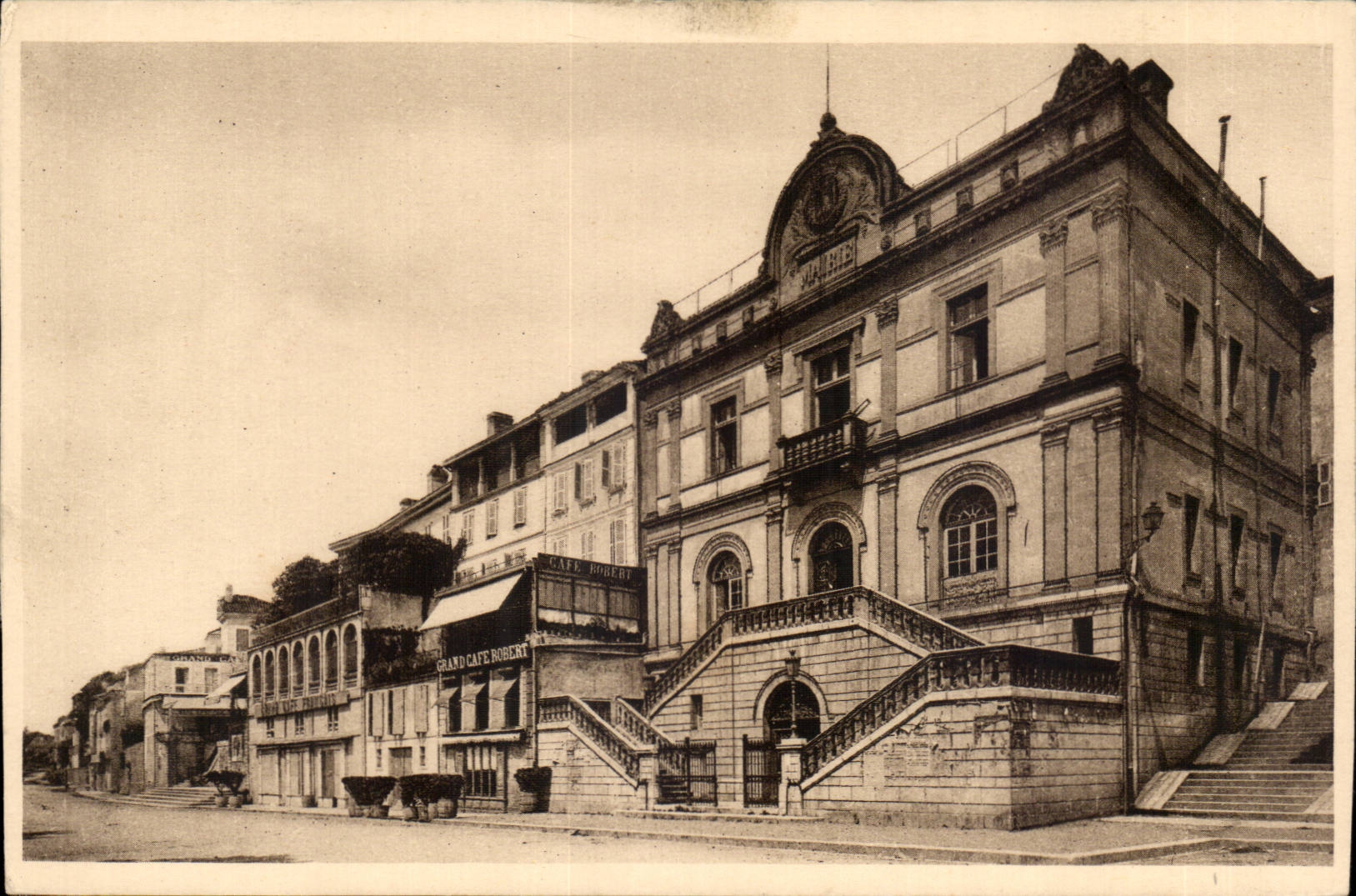 Saint-Gaudens (Haute-Garonne) — Hôtel de Ville et Boulevard du Midi — Édition Cazes