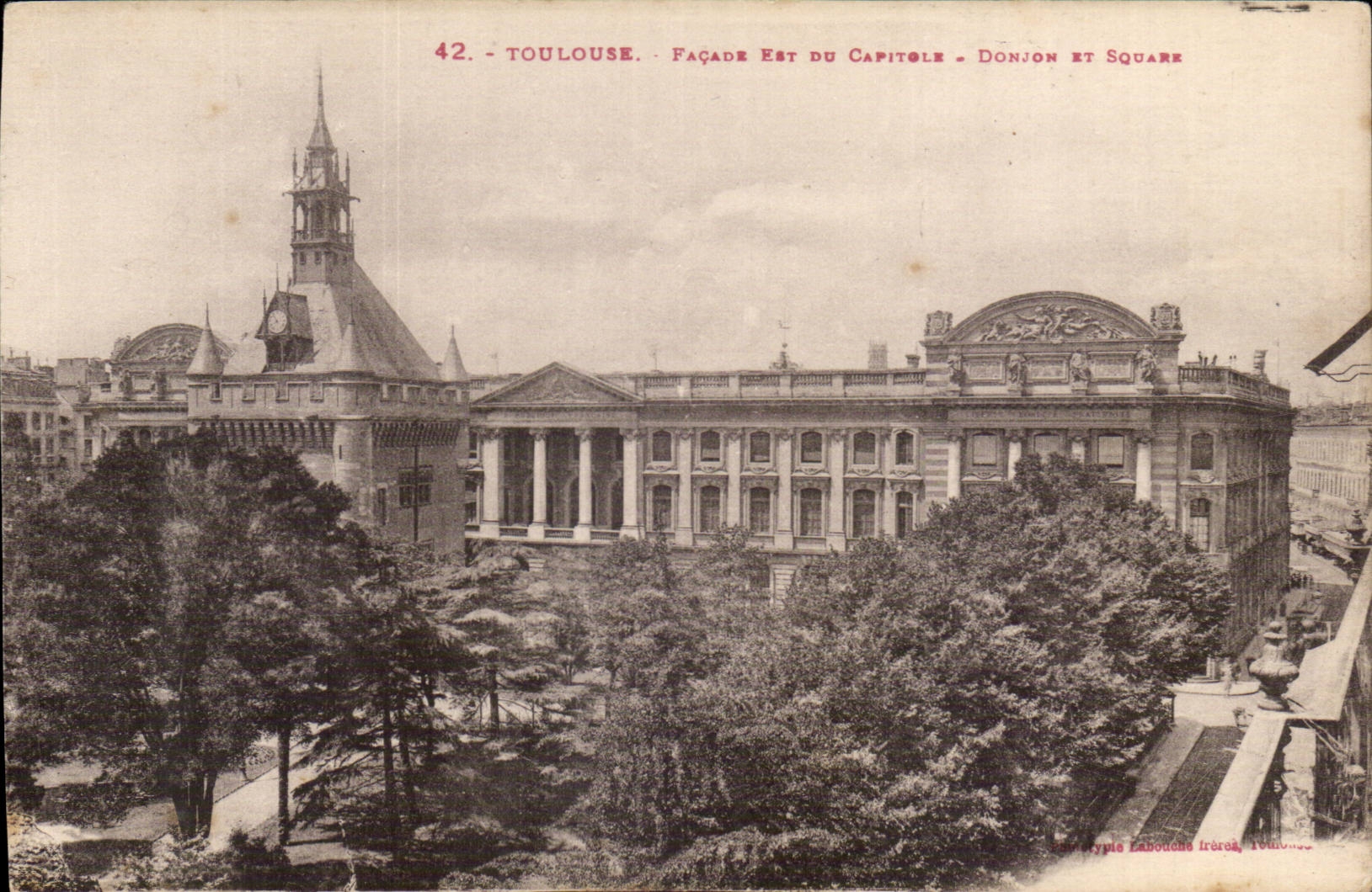 Toulouse - Façade Est du Capitole - Donjon et Square — Éditeur : Typ. Labouche frères, Toulouse