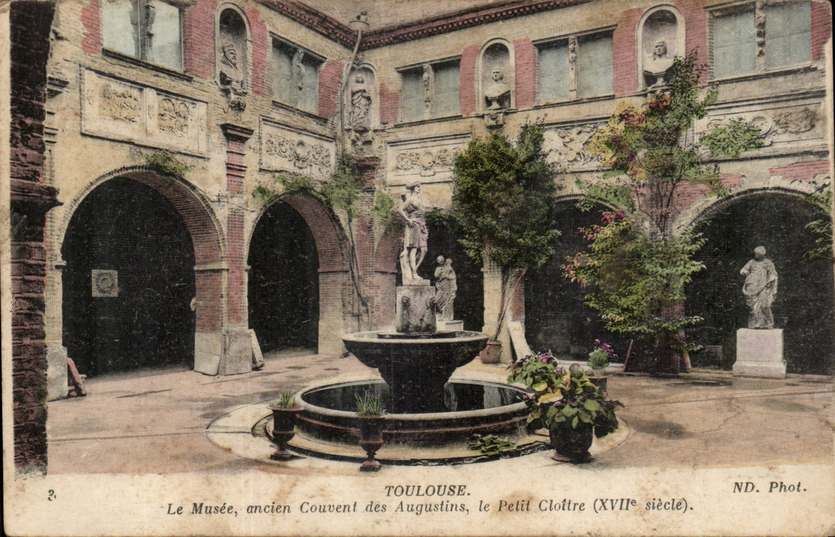 Toulouse — Le Musée, ancien Couvent des Augustins, le Petit Cloître (XVIIIe siècle) — ND. Phot.
