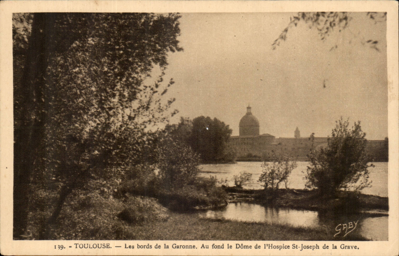 Toulouse — Les bords de la Garonne. Au fond le Dôme de l'Hospice St-Joseph de la Grave — Saby, n°139