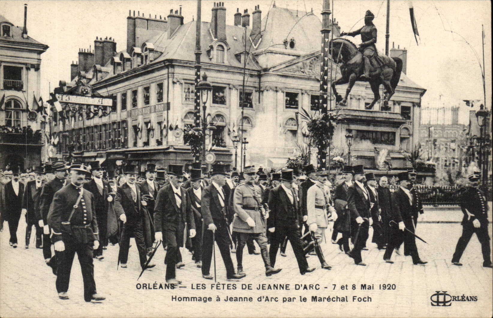 Orleans CPA Les fetes de Jeanne d'arc 7 et 8 mai 1920 Hommage a Jeanne d'arc par le Marechal Foch
