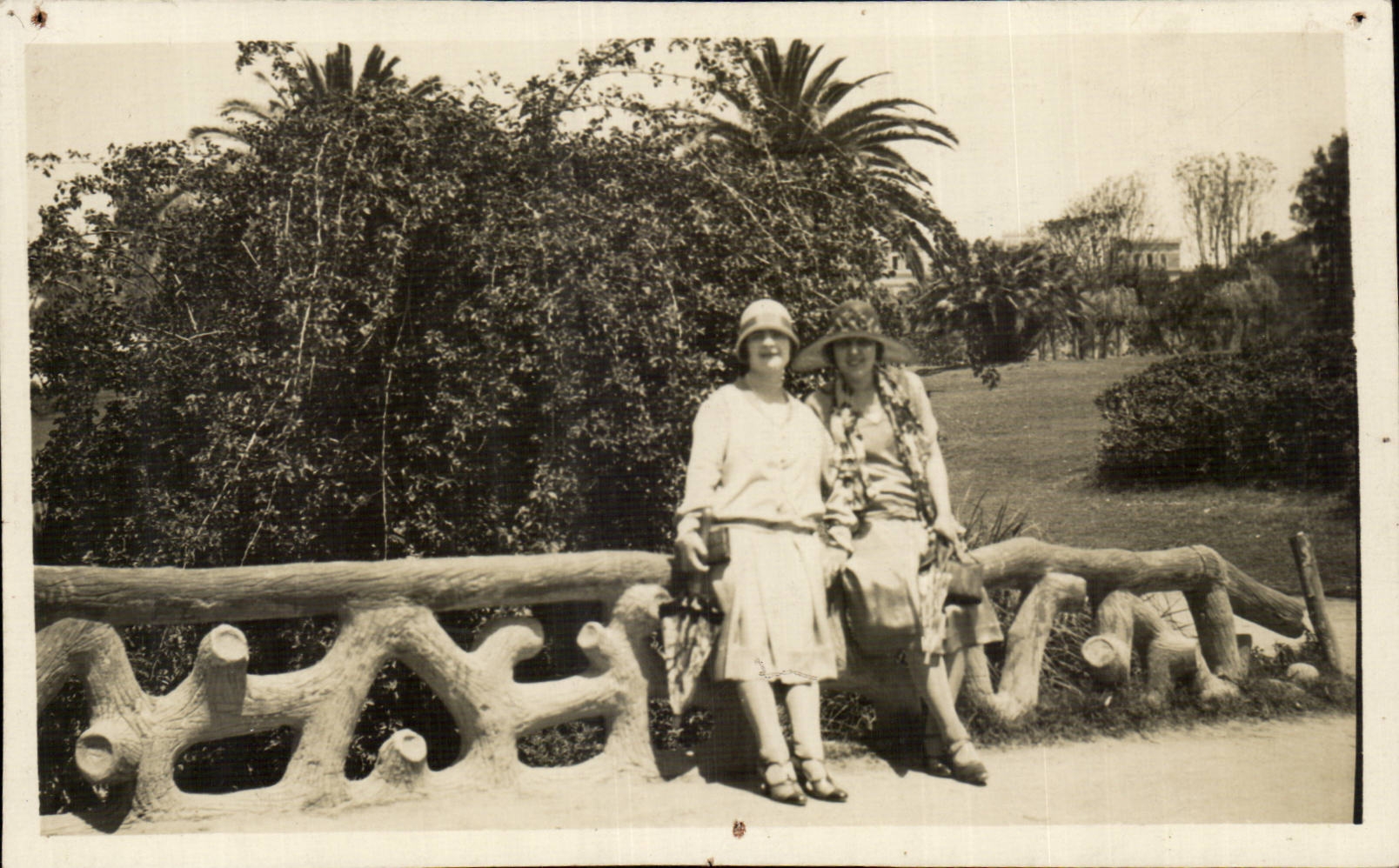 CARTE PHOTO Femmes (costume folklore)