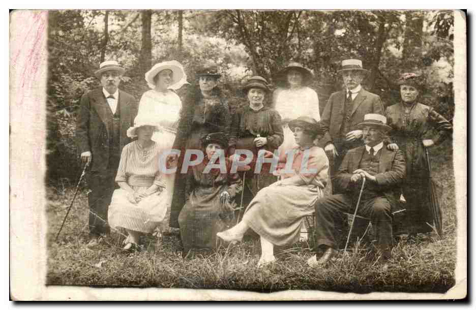 CARTE PHOTO Portrait de famille (folklore costumes)