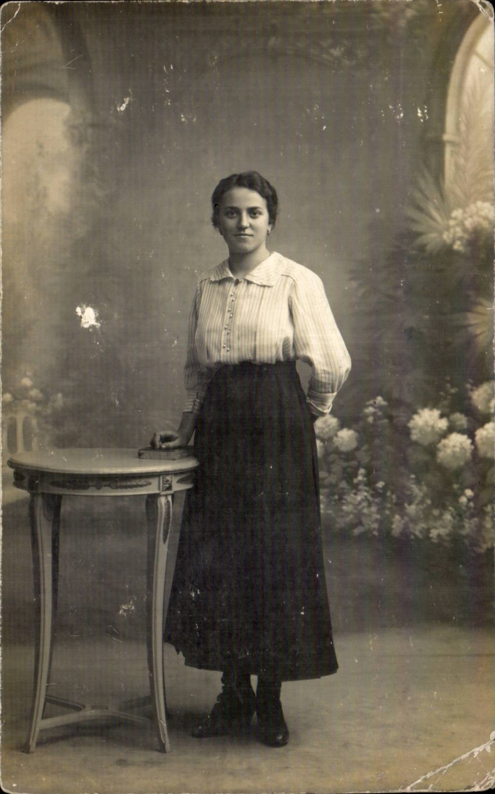 CARTE PHOTO Femme Pauline (folklore costume)