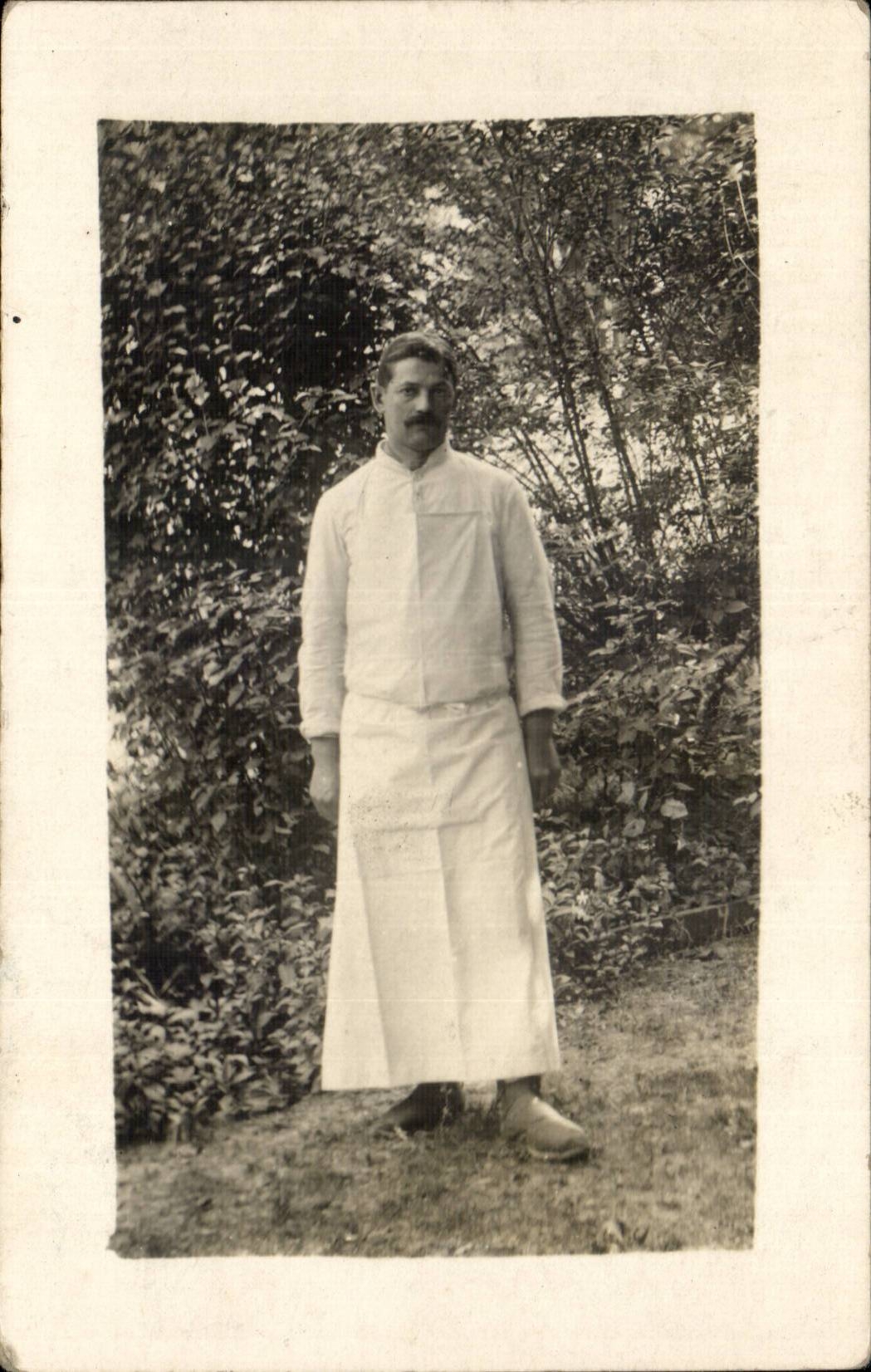 CARTE PHOTO Homme en costume (militaria)