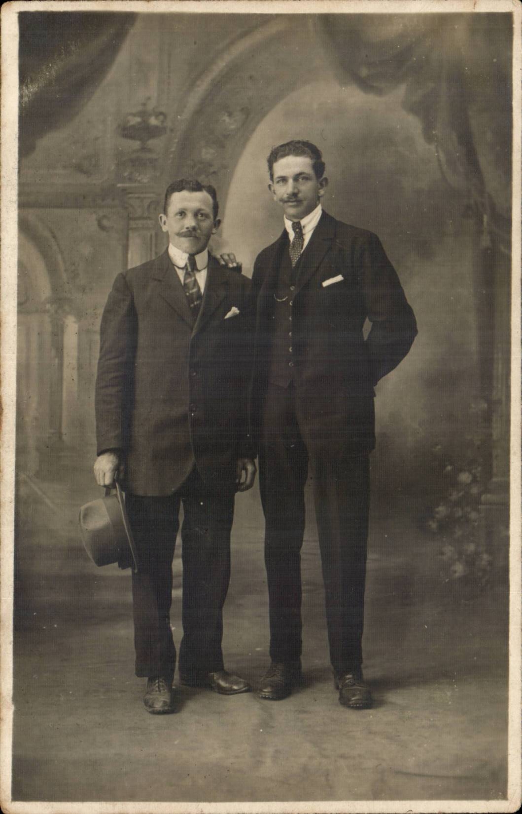 CARTE PHOTO Hommes en costume (folklore)