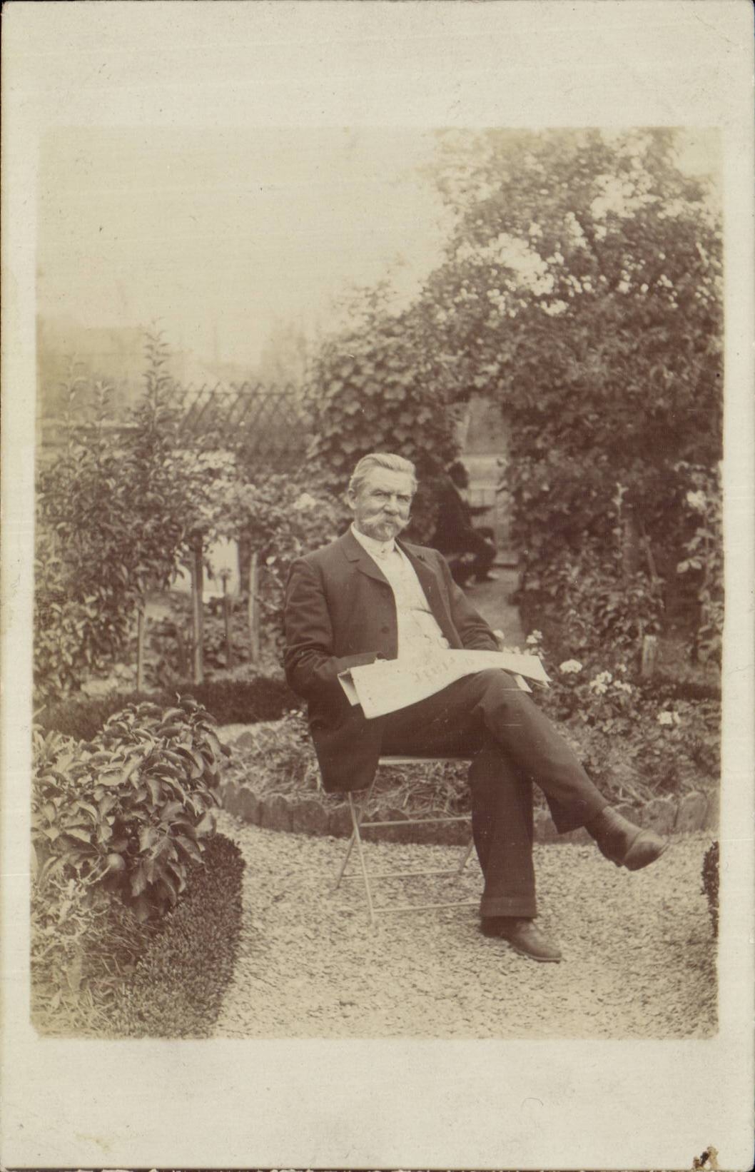 CARTE PHOTO Homme en fauteuil (folklore costume)