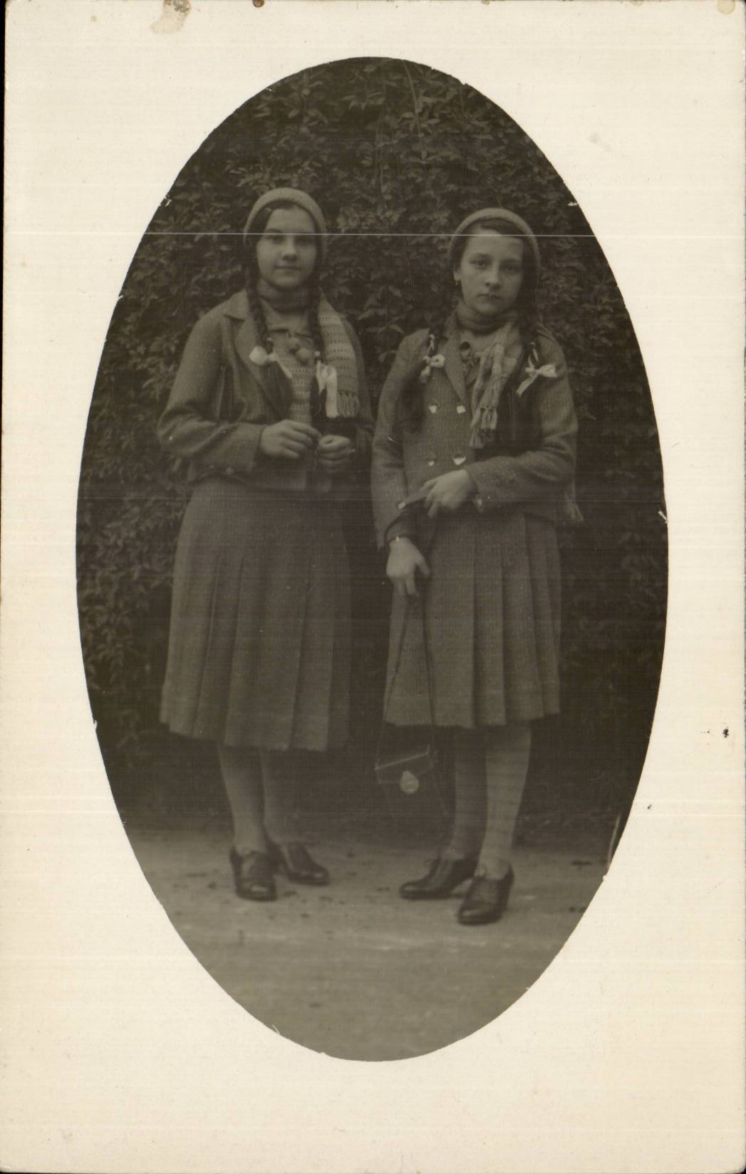 CARTE PHOTO Jeunes filles (costume folklore)