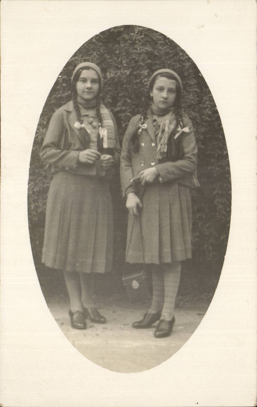 CARTE PHOTO Jeunes filles (costume folklore)