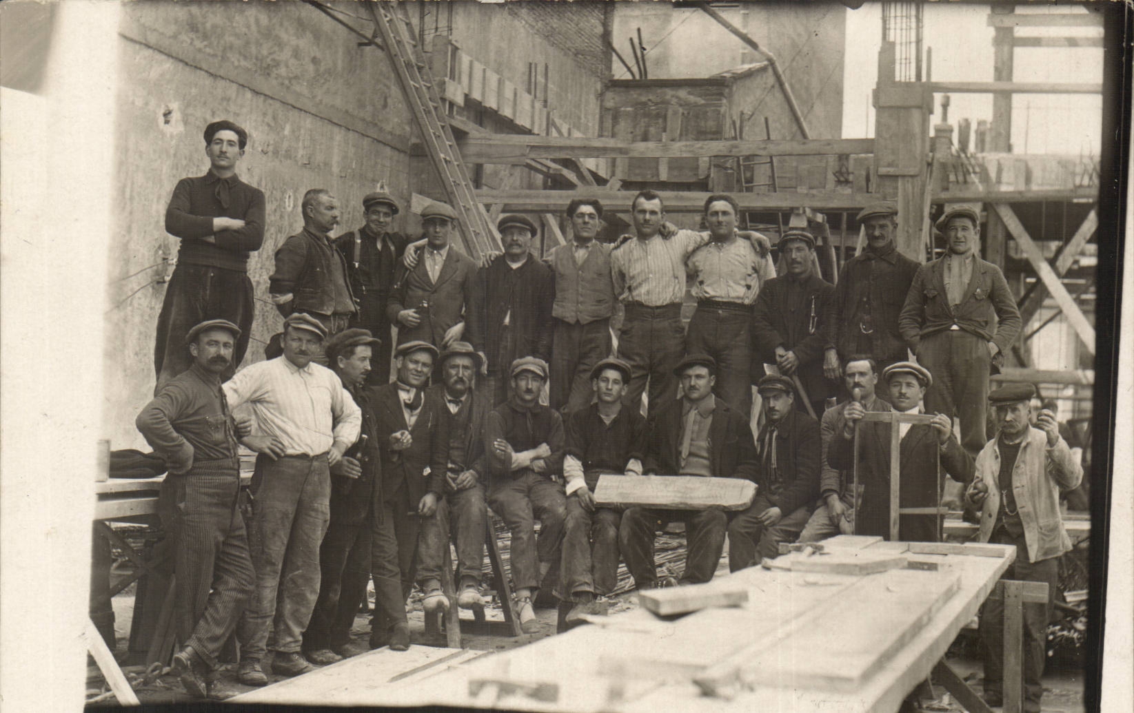 CARTE PHOTO Ouvriers du batimen charpentiers (metiers) TOP