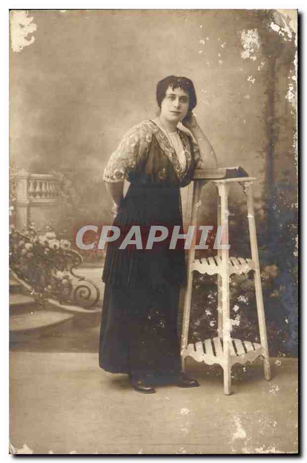 CARTE PHOTO Jeune femme (folklore costume)