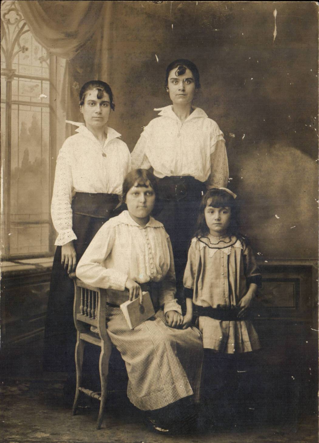 CARTE PHOTO Jeunes femmes en famille (folklore costumes)