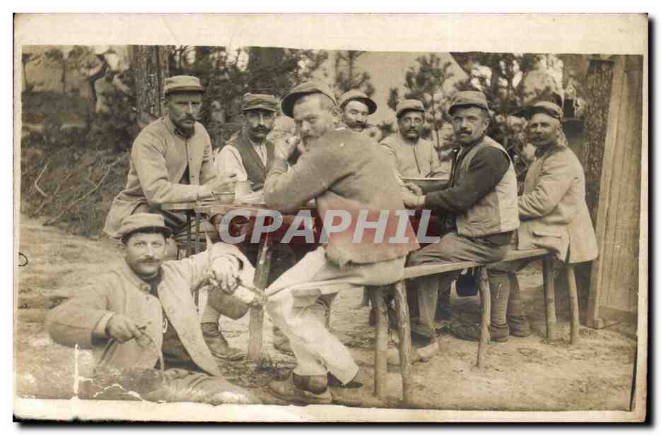 CARTE PHOTO Militaires a table Militaria 
