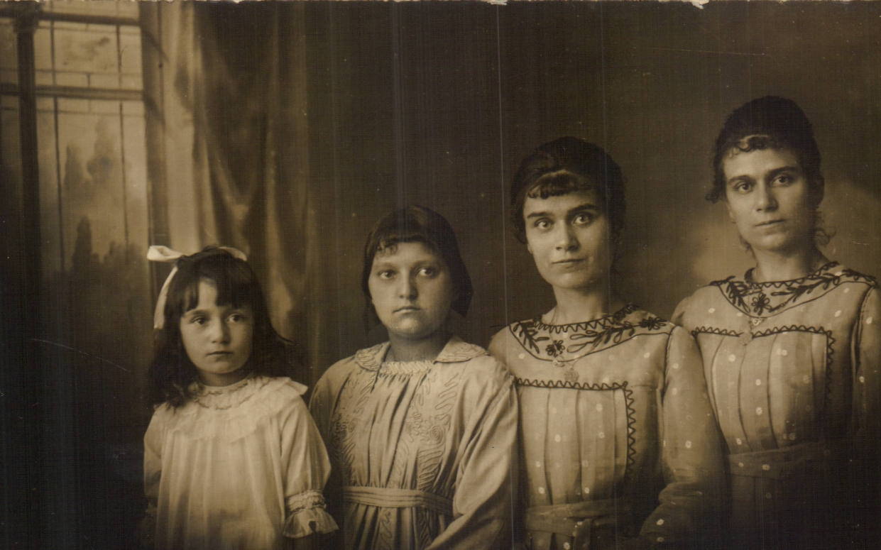 Portrait de quatre jeunes filles — éditeur inconnu, n° de série non visible