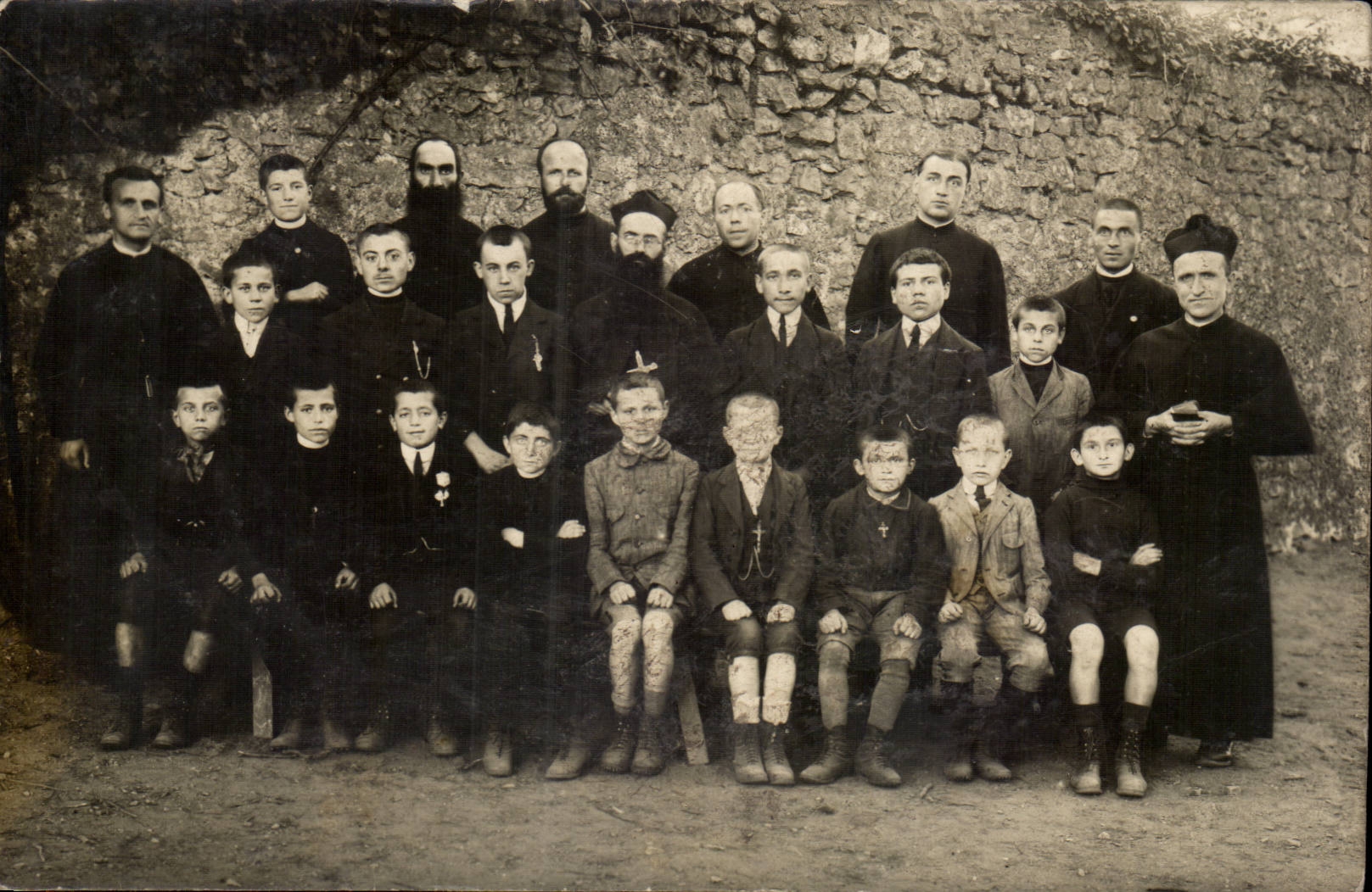 CARTE PHOTO ecoliers et hommes d'eglise