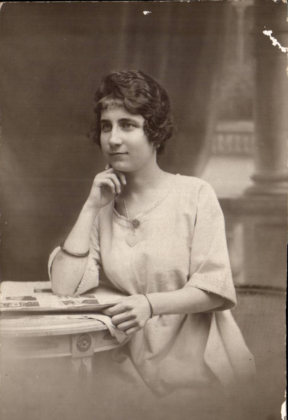 Jeune femme — portrait en studio — sans éditeur ni numéro visible