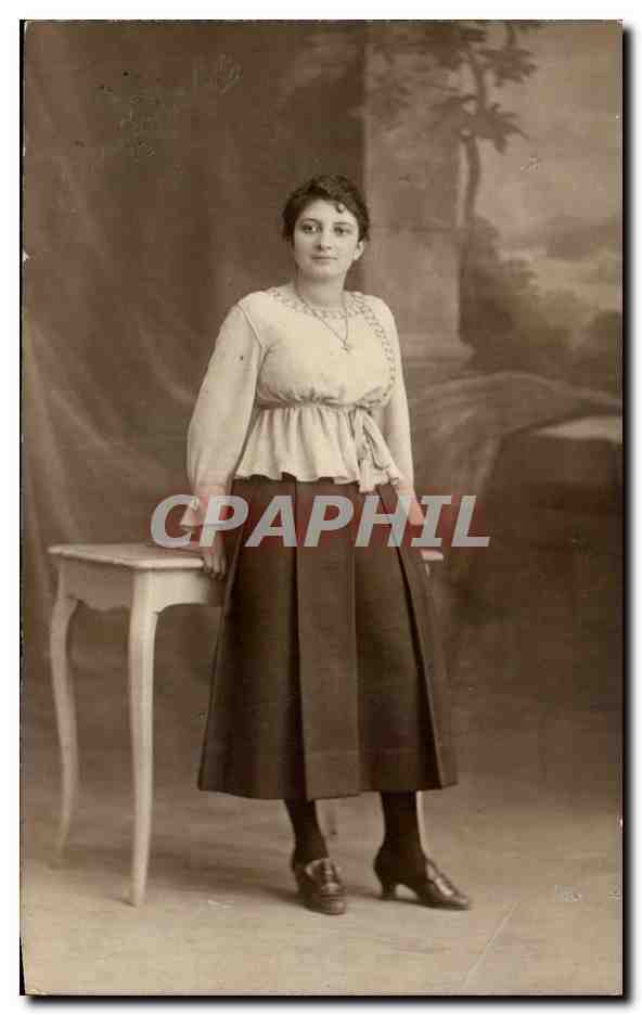 Junge Frau in einem langen Kleid — Studio — Verlag unbekannt