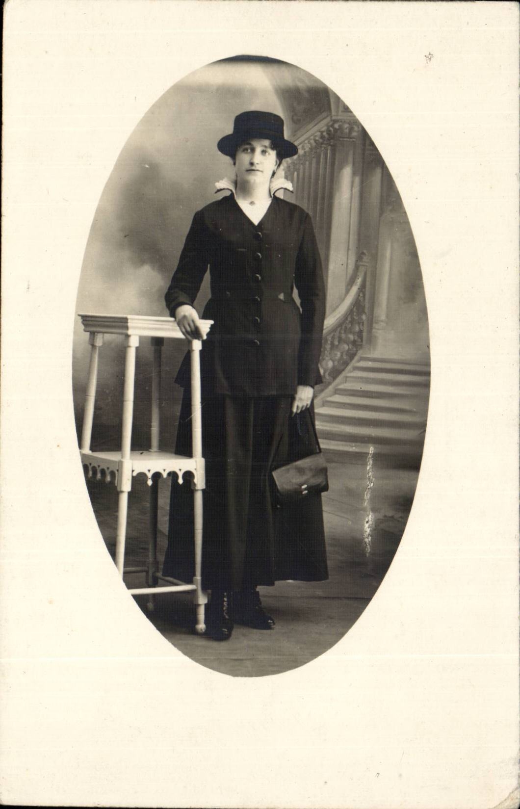 CARTE PHOTO Femme (folklore costume fantaisei)