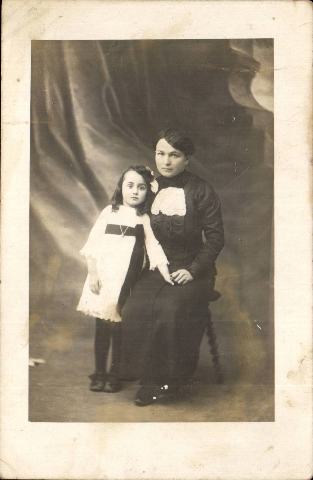 CARTE PHOTO Femme et enfant (folklore costume fantaisei)