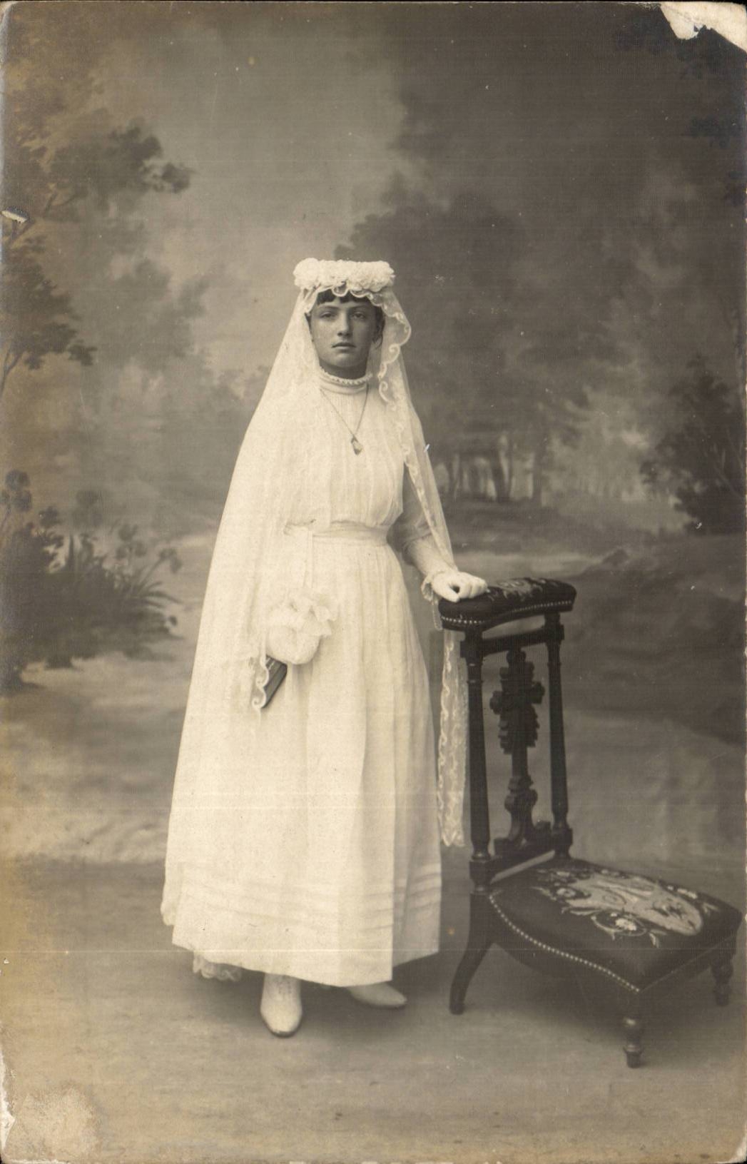 CARTE PHOTO Femme en mariee (folklore costume fantaisie)