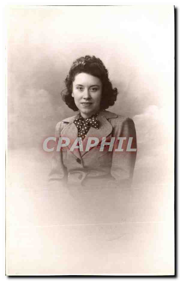 Jeune femme en costume — studio photographique — C. Photo