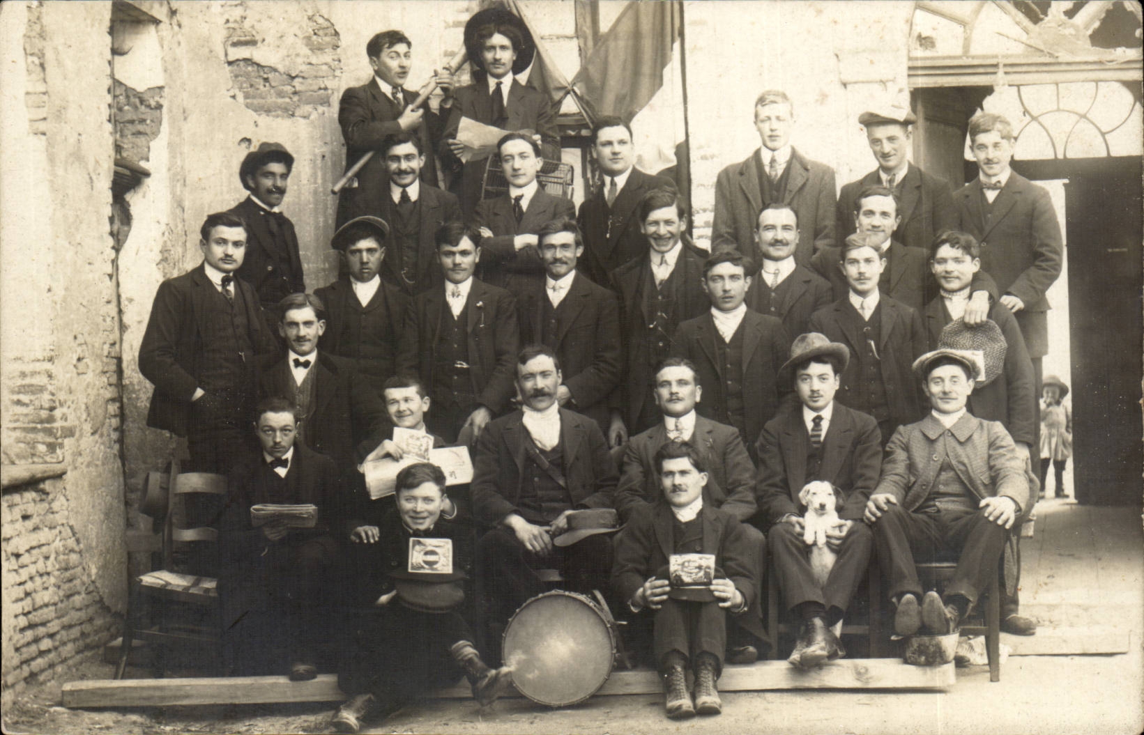 CARTE PHOTO Troupe de musiciens (folklore costume fantaisie musique)