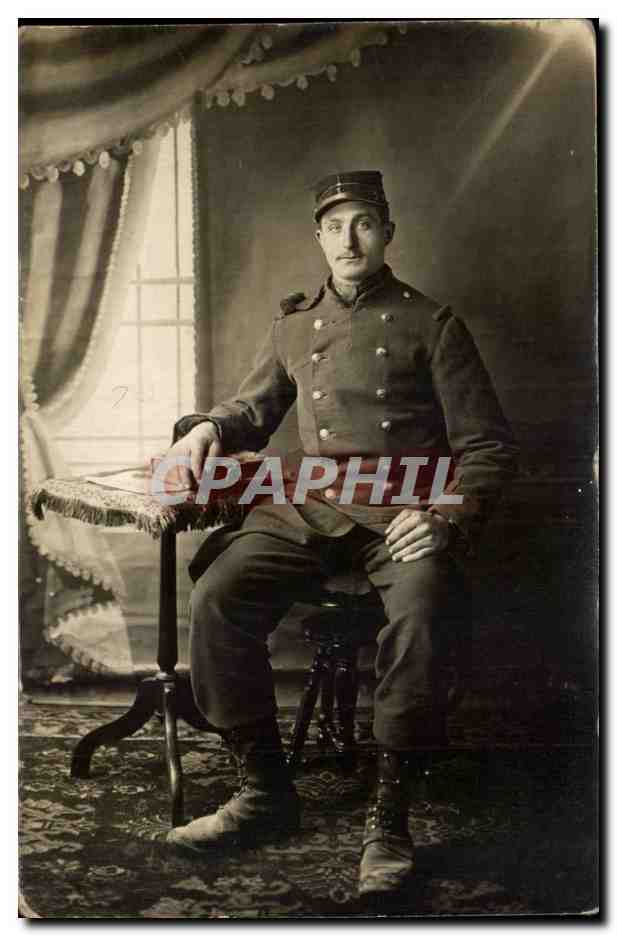 Soldat en uniforme — portrait studio — éditeur non visible