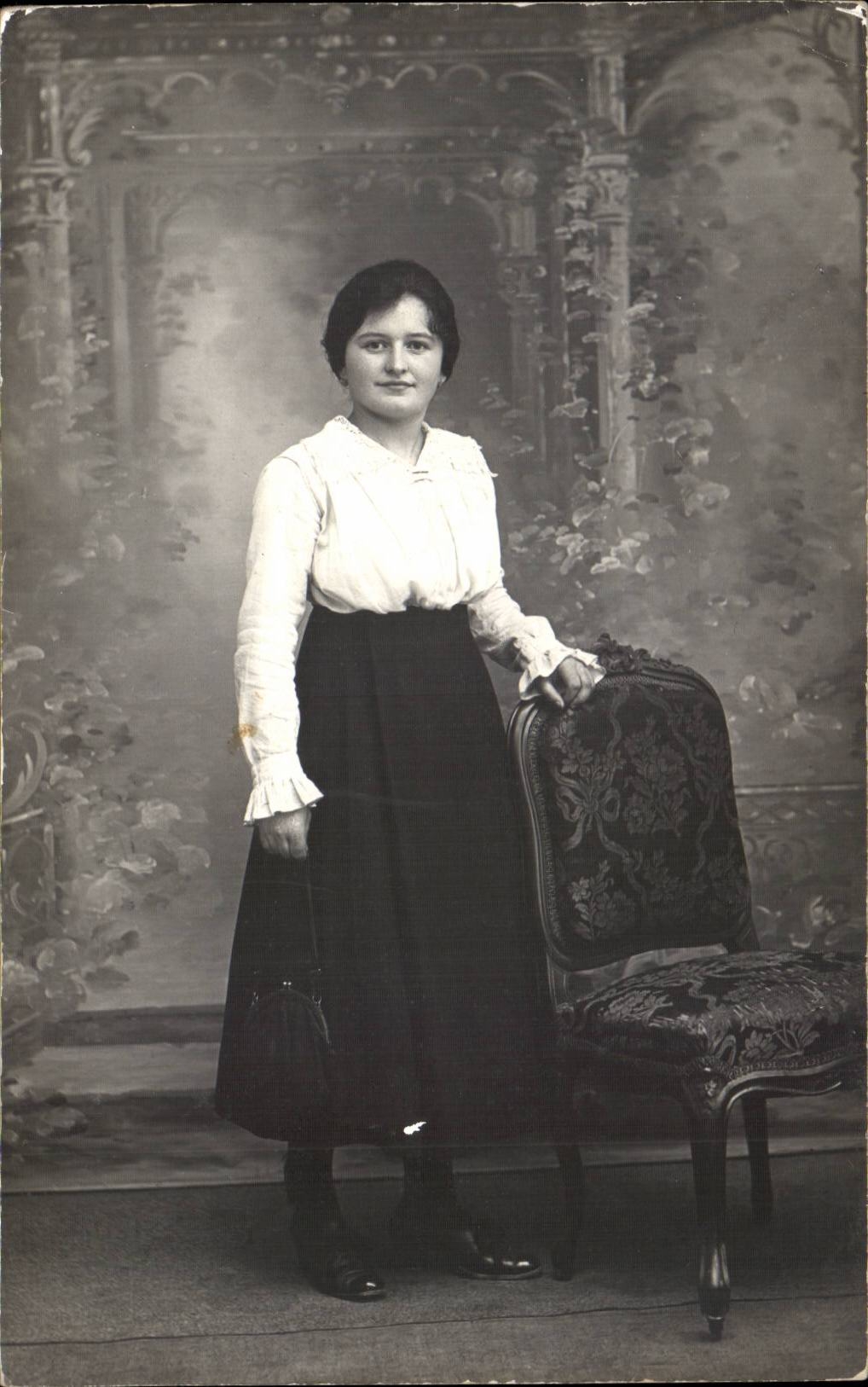 CARTE PHOTO Jeune femme (folklore costume)