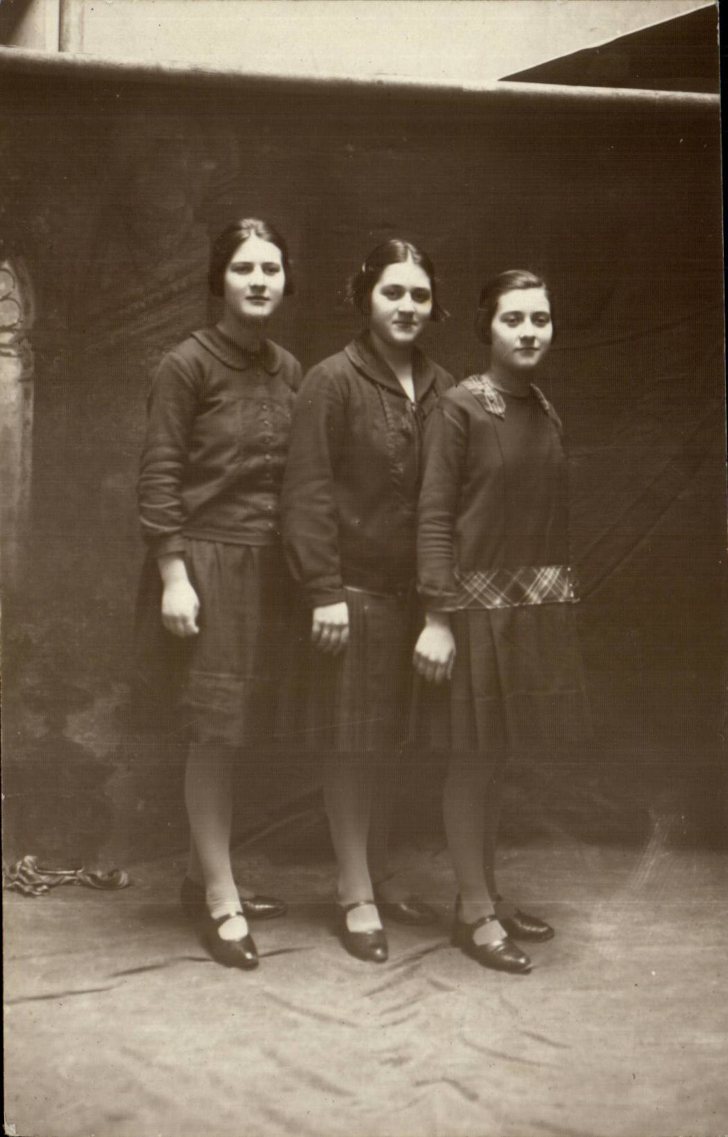 CARTE PHOTO Jeunes femmes (folklore costume)