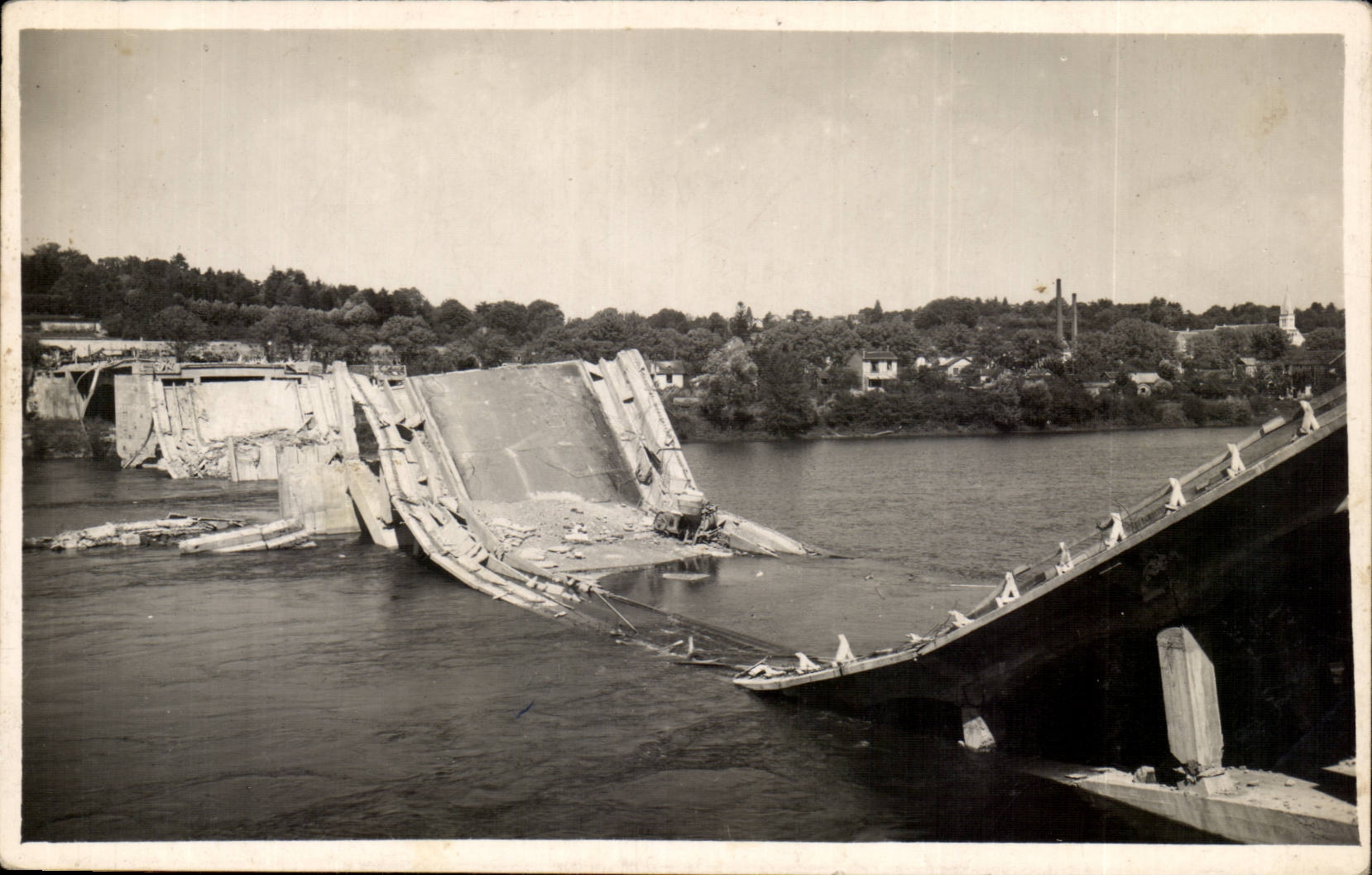 Destruction d'un barrage — vue après l'effondrement — CPAPHIL n°155