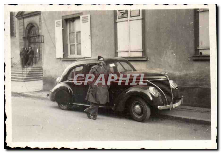 CARTE PHOTO Aux armees Mars 1945 Homme et automobile (petite photo militaria)