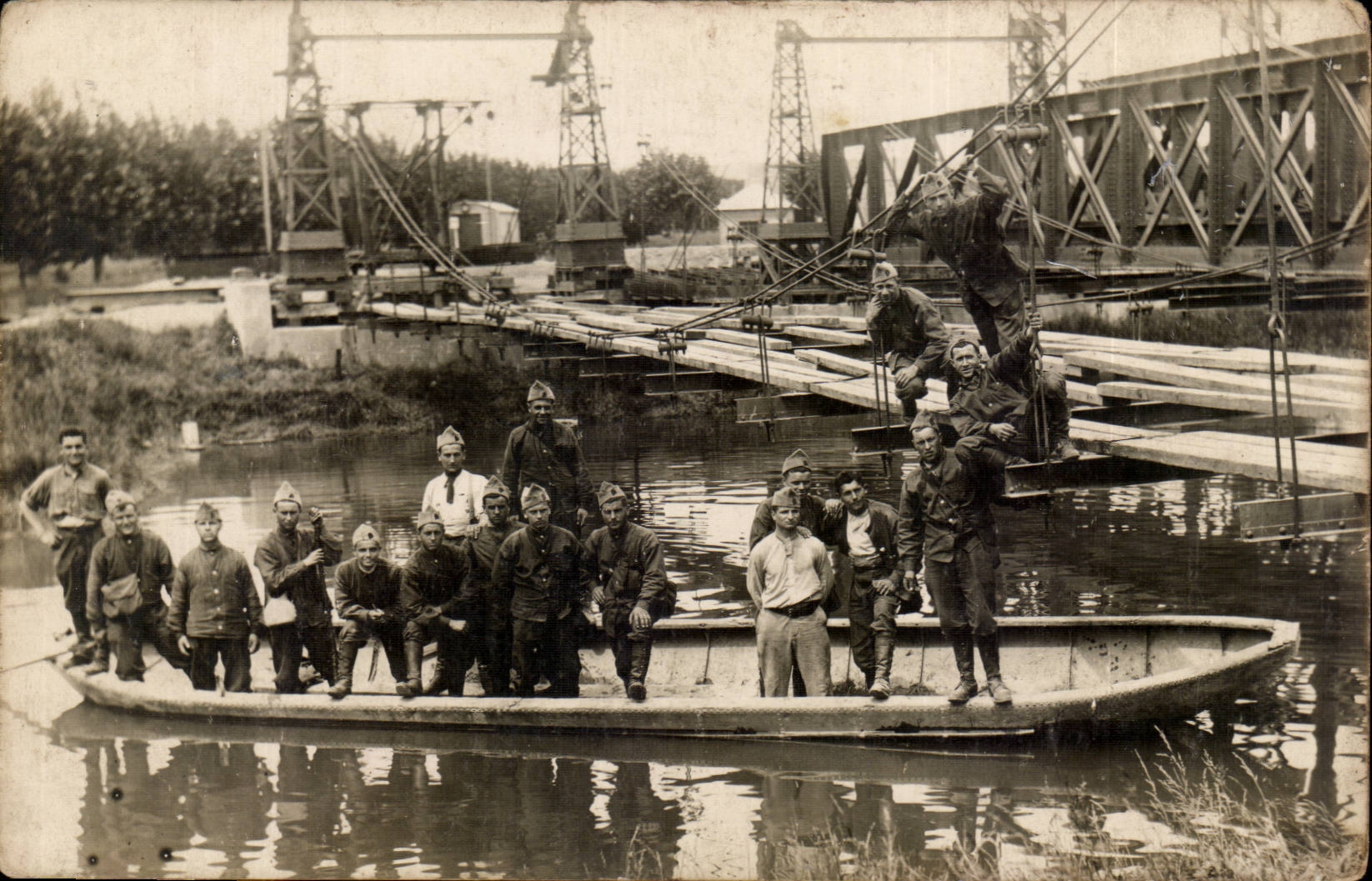CARTE PHOTO Militaria Genie construisant un pont 
