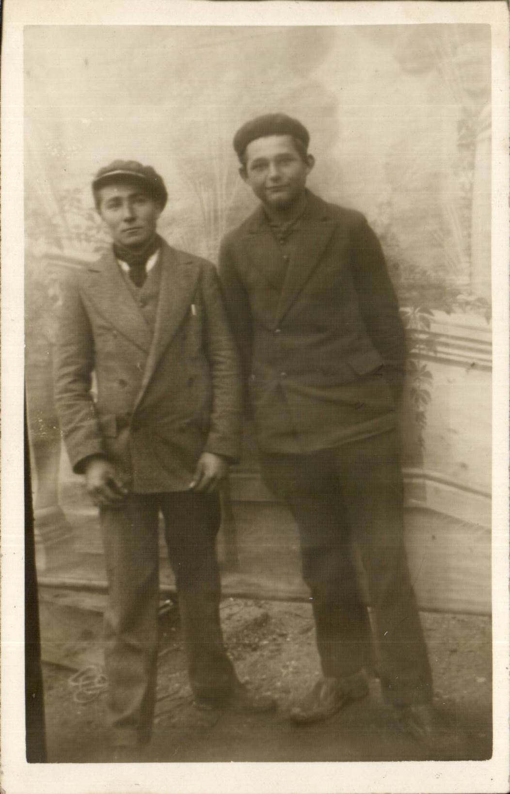 CARTE PHOTO Jeunes hommes (folklore costume)