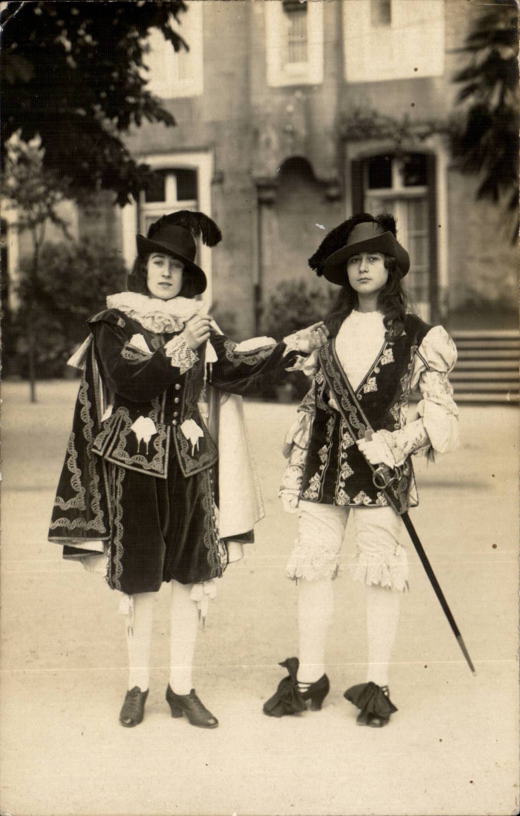 CARTE PHOTO Jeunes femmes en costume (theatre)