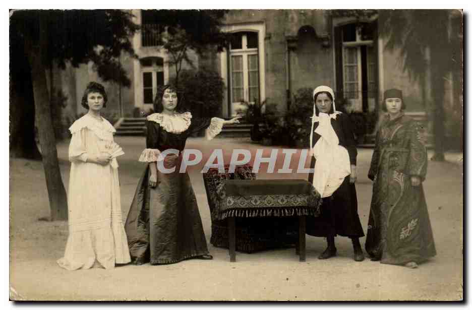 CARTE PHOTO Jeunes femmes en costume (theatre)
