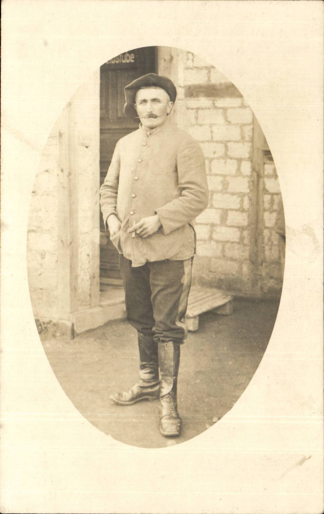 CARTE PHOTO Militaire en bottes (militaria)