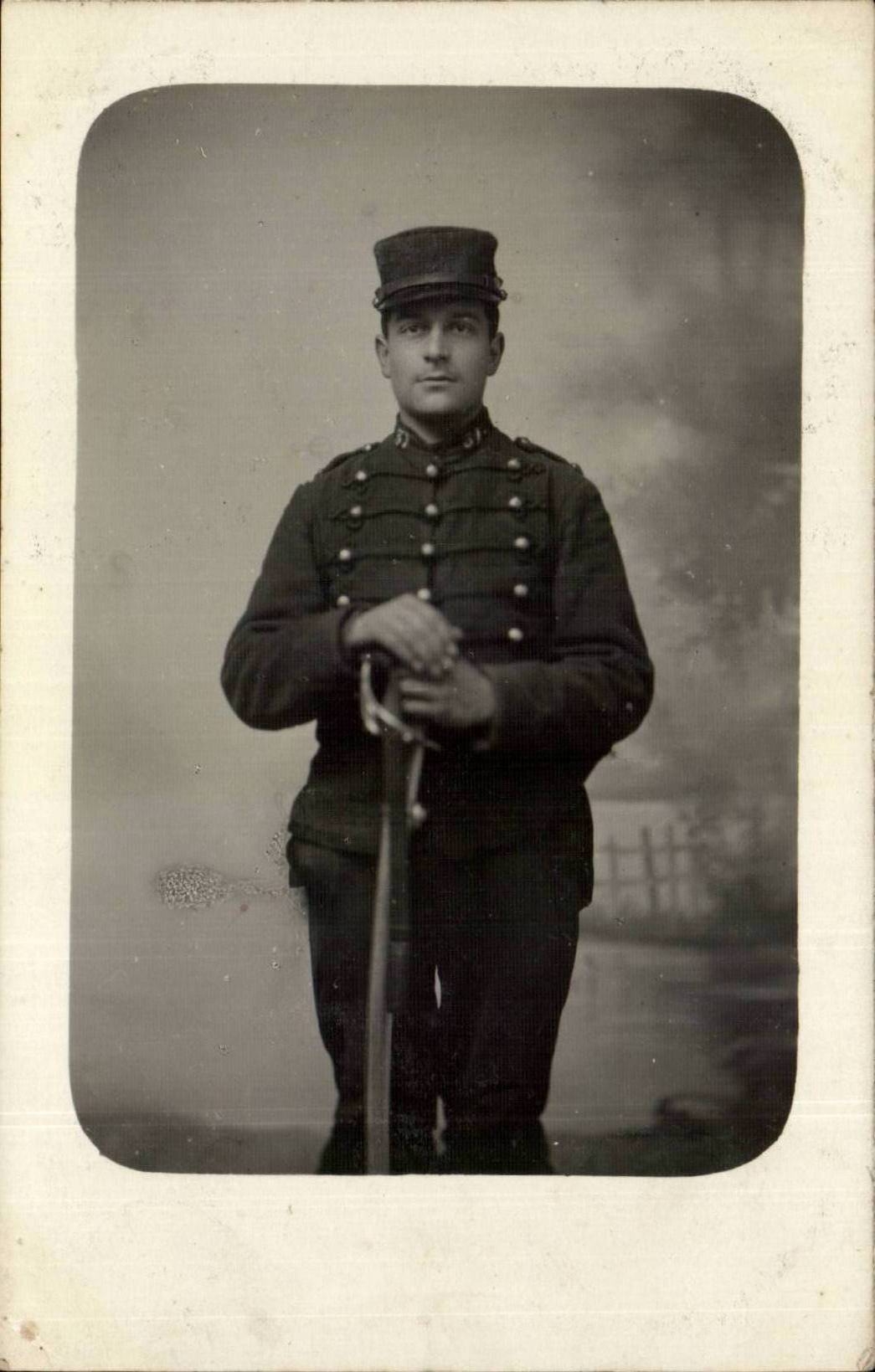 Soldado en uniforme — fotografía en tarjeta postal — editor no visible