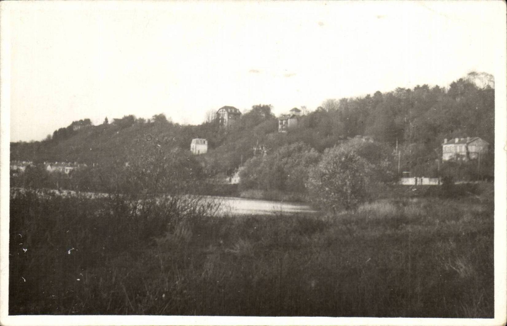 Vue de la rivière et des maisons sur la colline — Paris, 10 octobre 1950