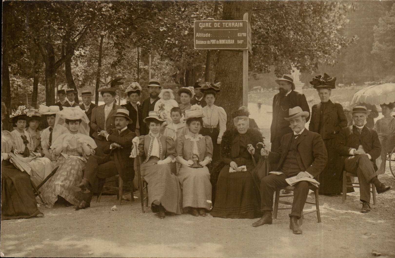 CARTE PHOTO Portrait de famille (folklore costume)