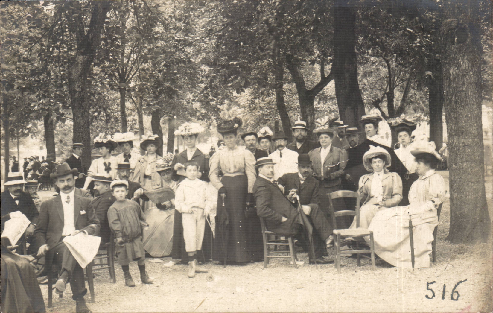 CARTE PHOTO Portrait de famille (folklore costume)