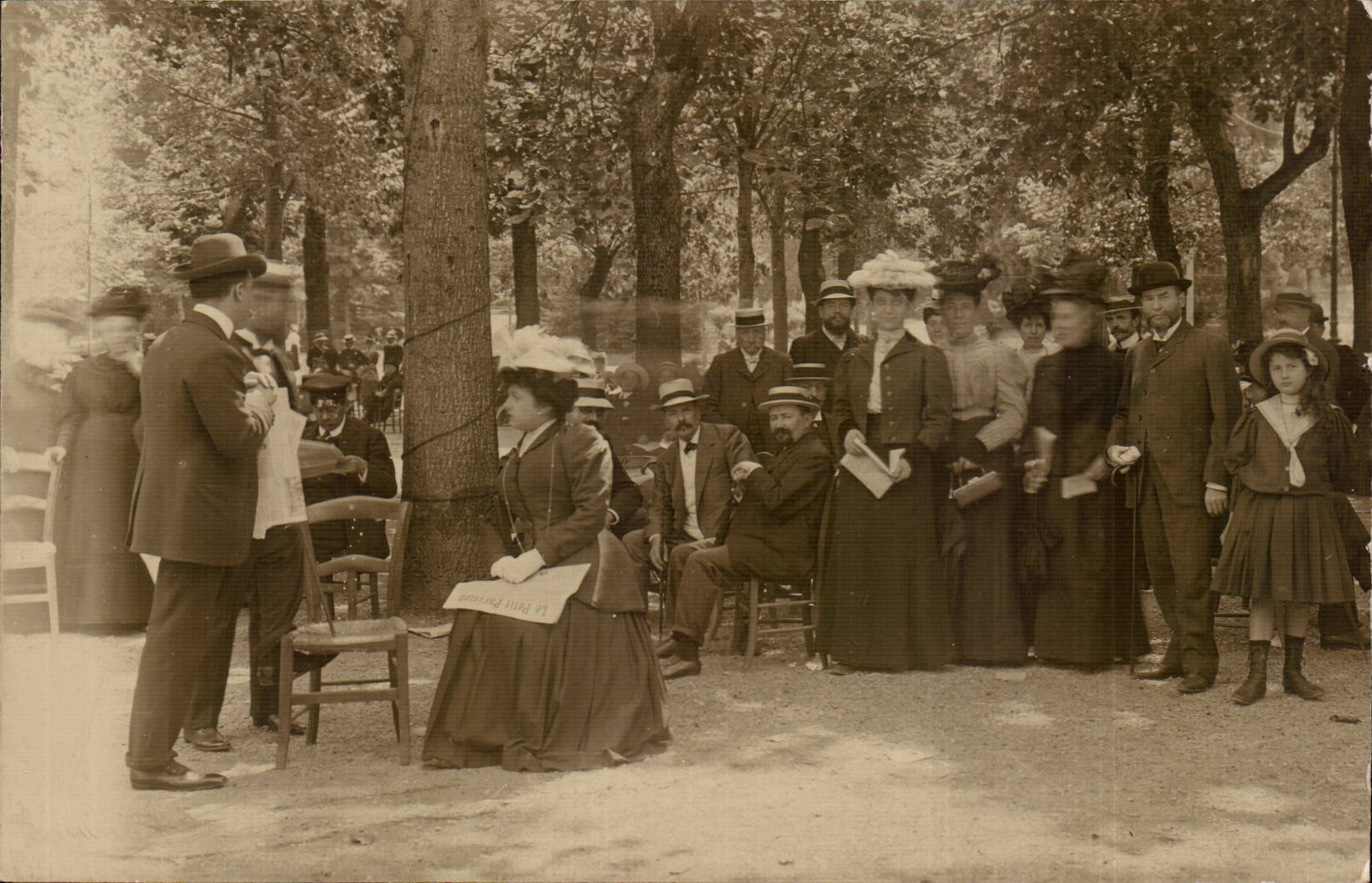 CARTE PHOTO Portrait de famille (folklore costume)
