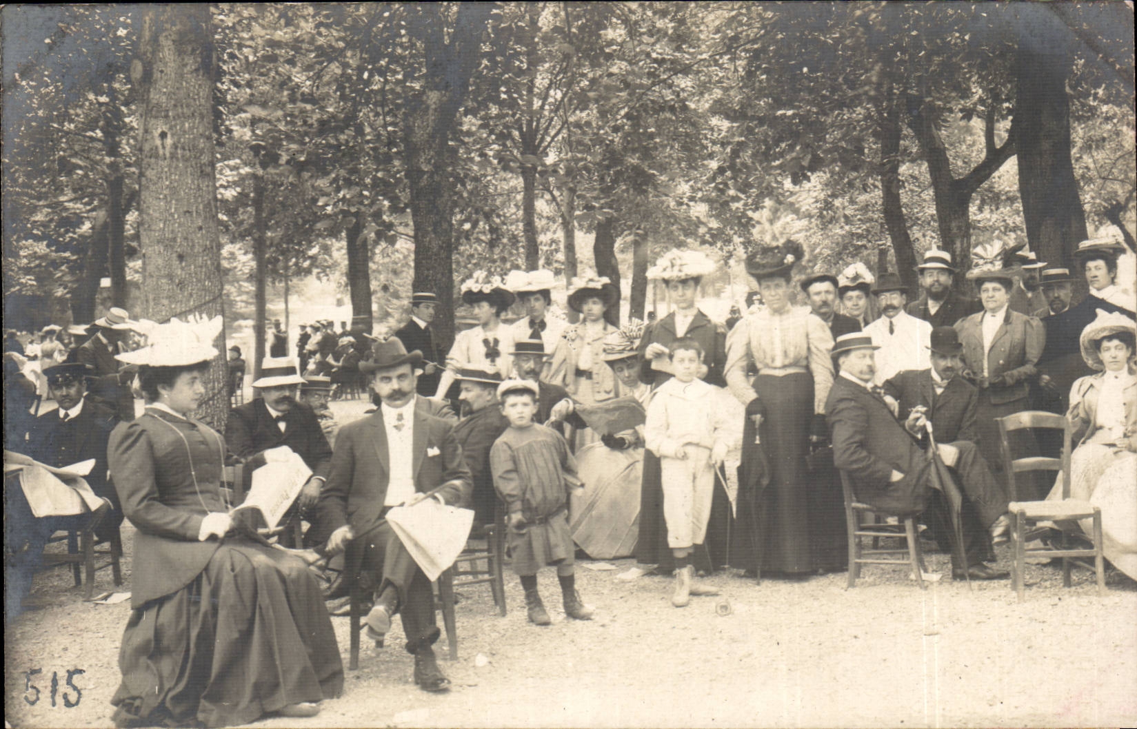 CARTE PHOTO Portrait de famille (folklore costumes)