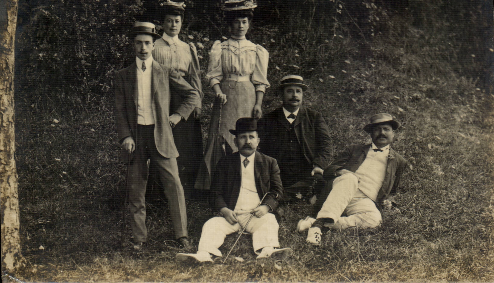 CARTE PHOTO Hommes et femmes (folklore costume fantaisie)