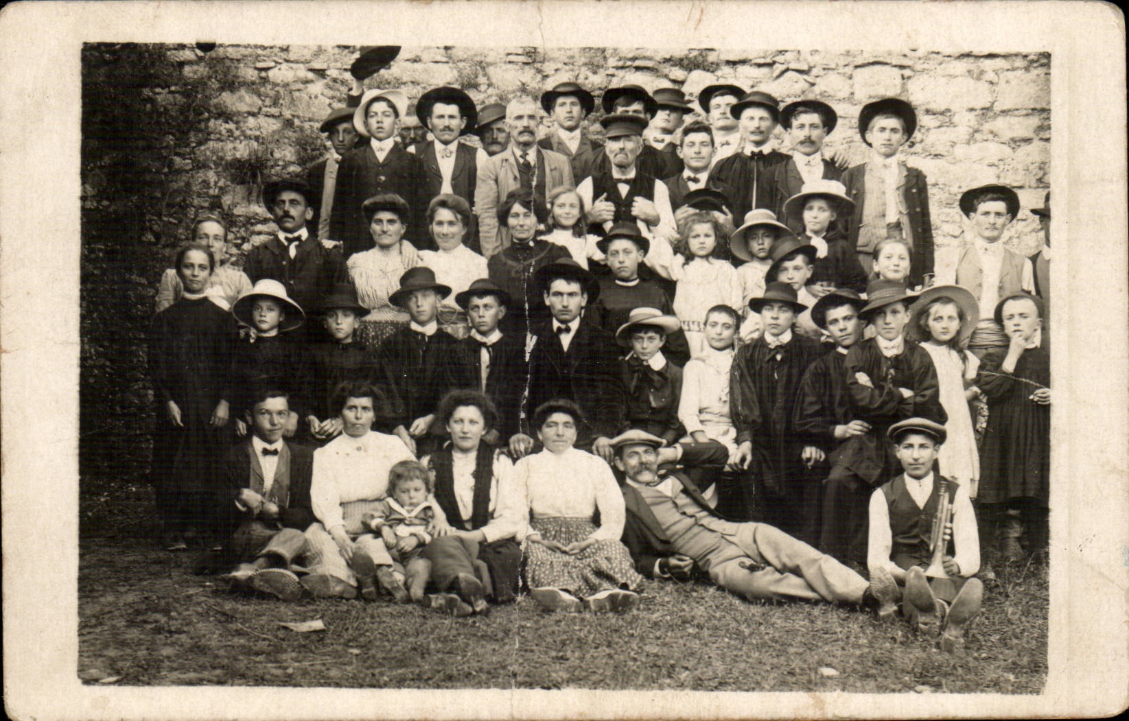 CARTE PHOTO Portrait de famille (folklore costume)