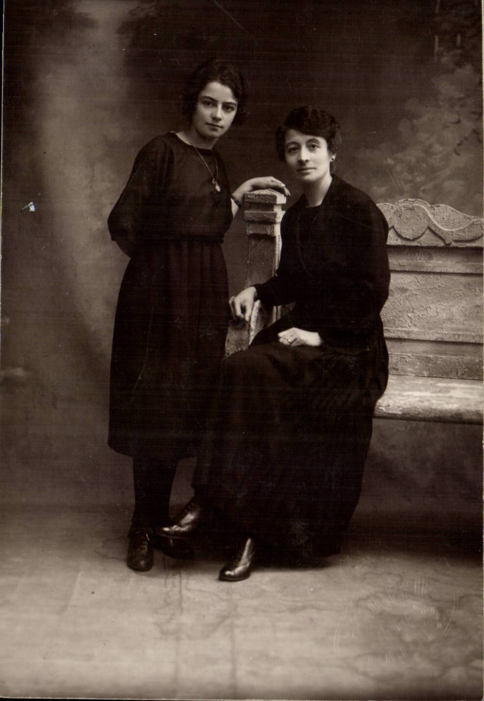 CARTE PHOTO Femmes Jeanne Estrade (folklore costume)