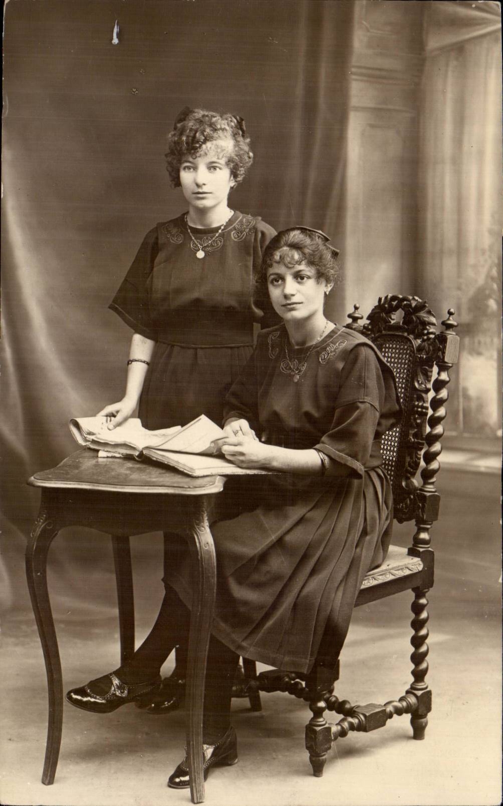 CARTE PHOTO Femmes (folklore costume)