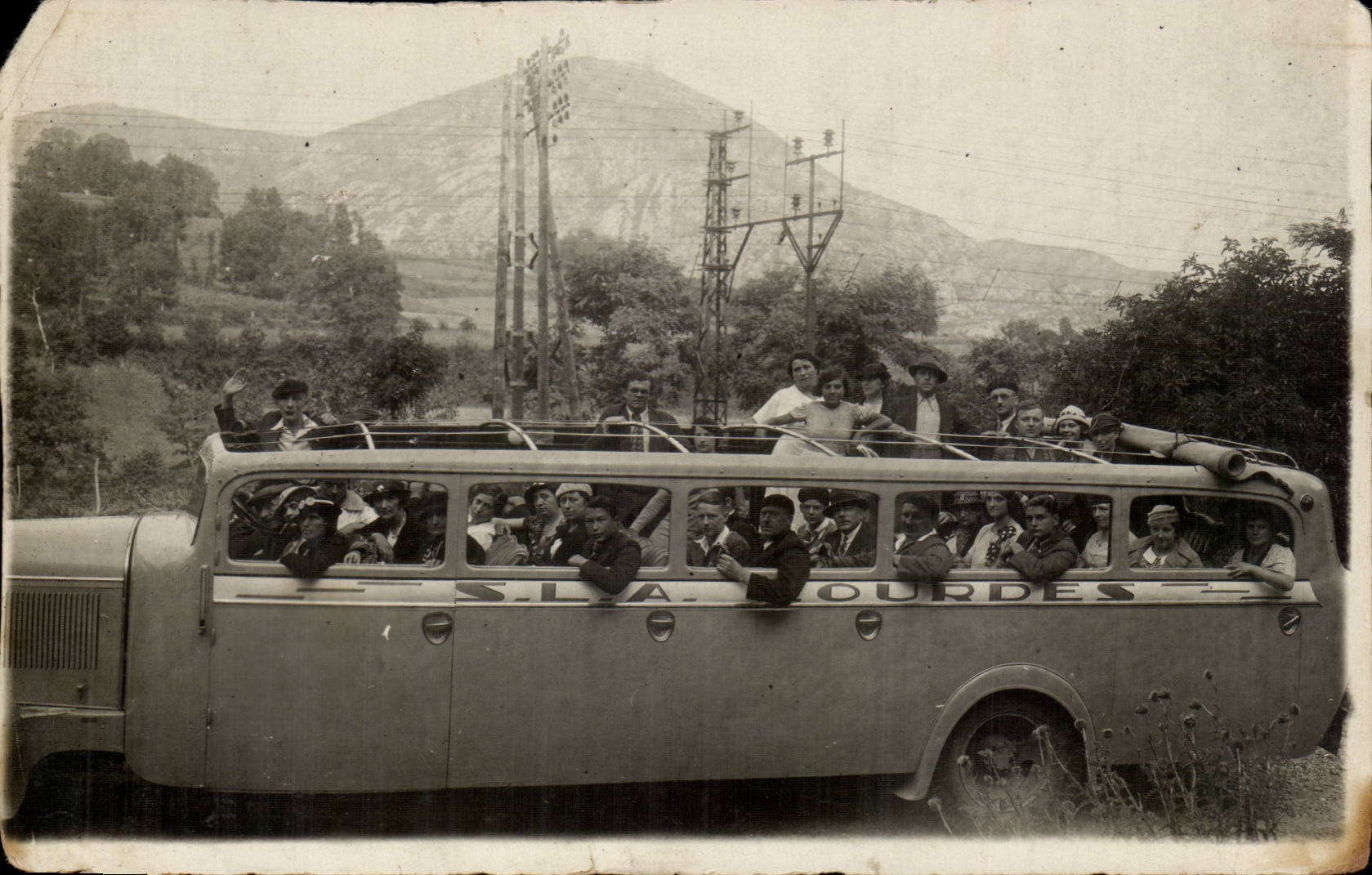 CARTE PHOTO Car pour Lourdes (bus automobile)