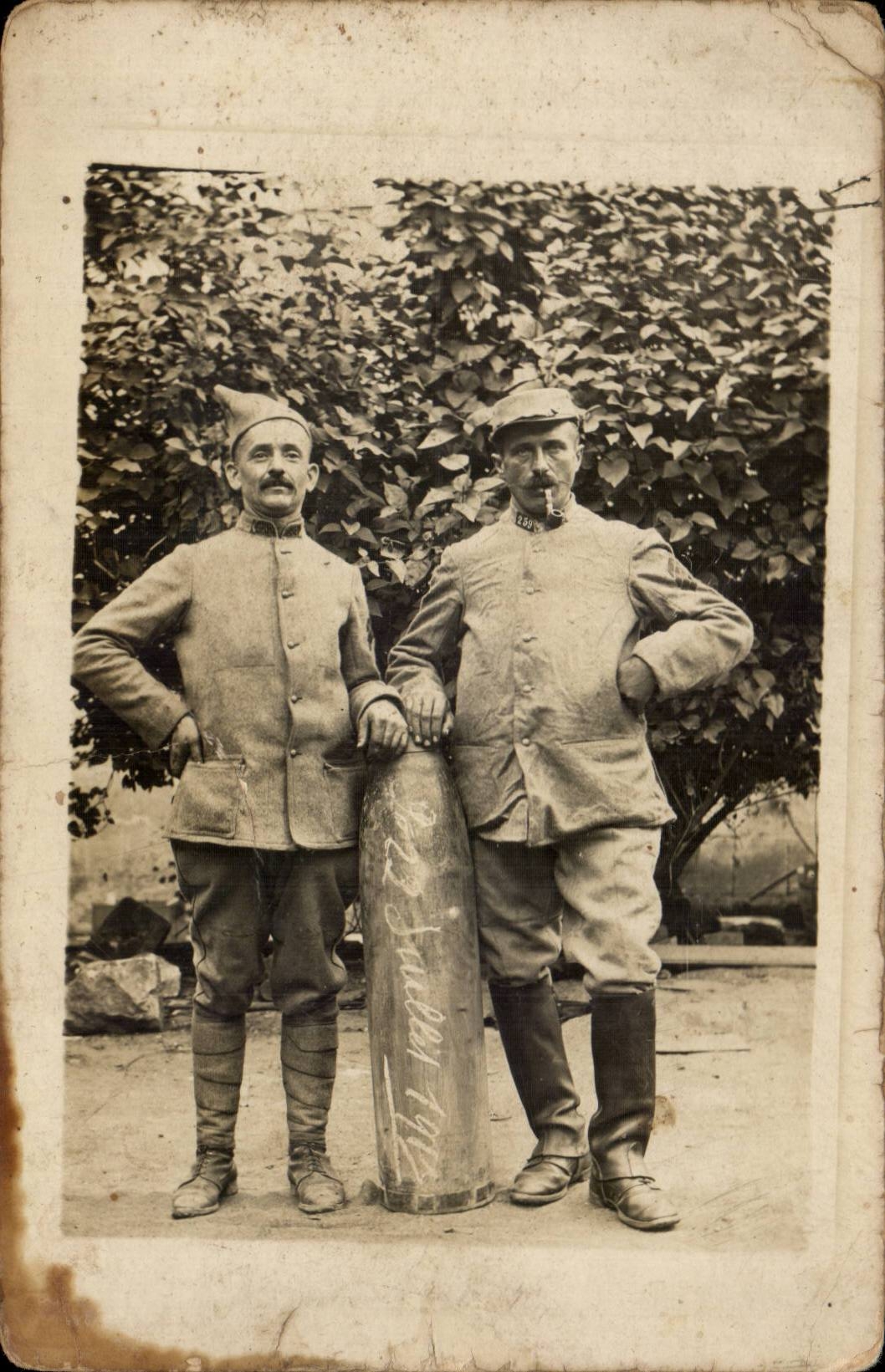 CARTE PHOTO Militaire et obus de canon (militaria)