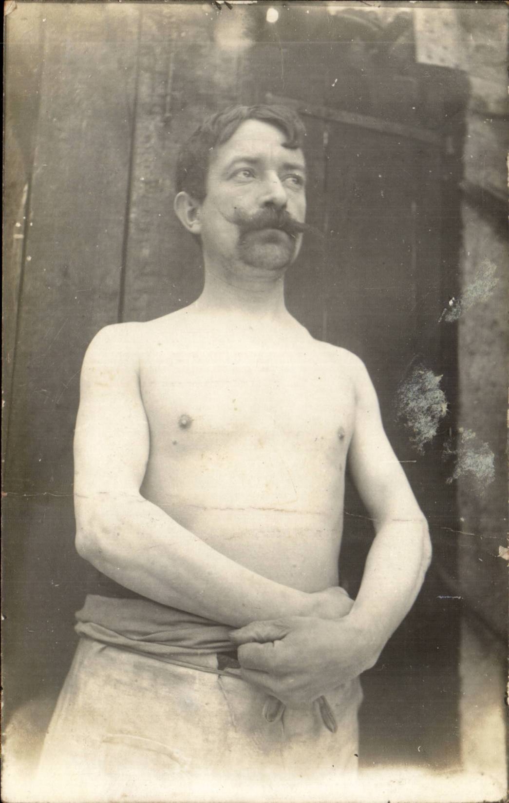 Homme musclé à la moustache — portrait — Carte postale CPA