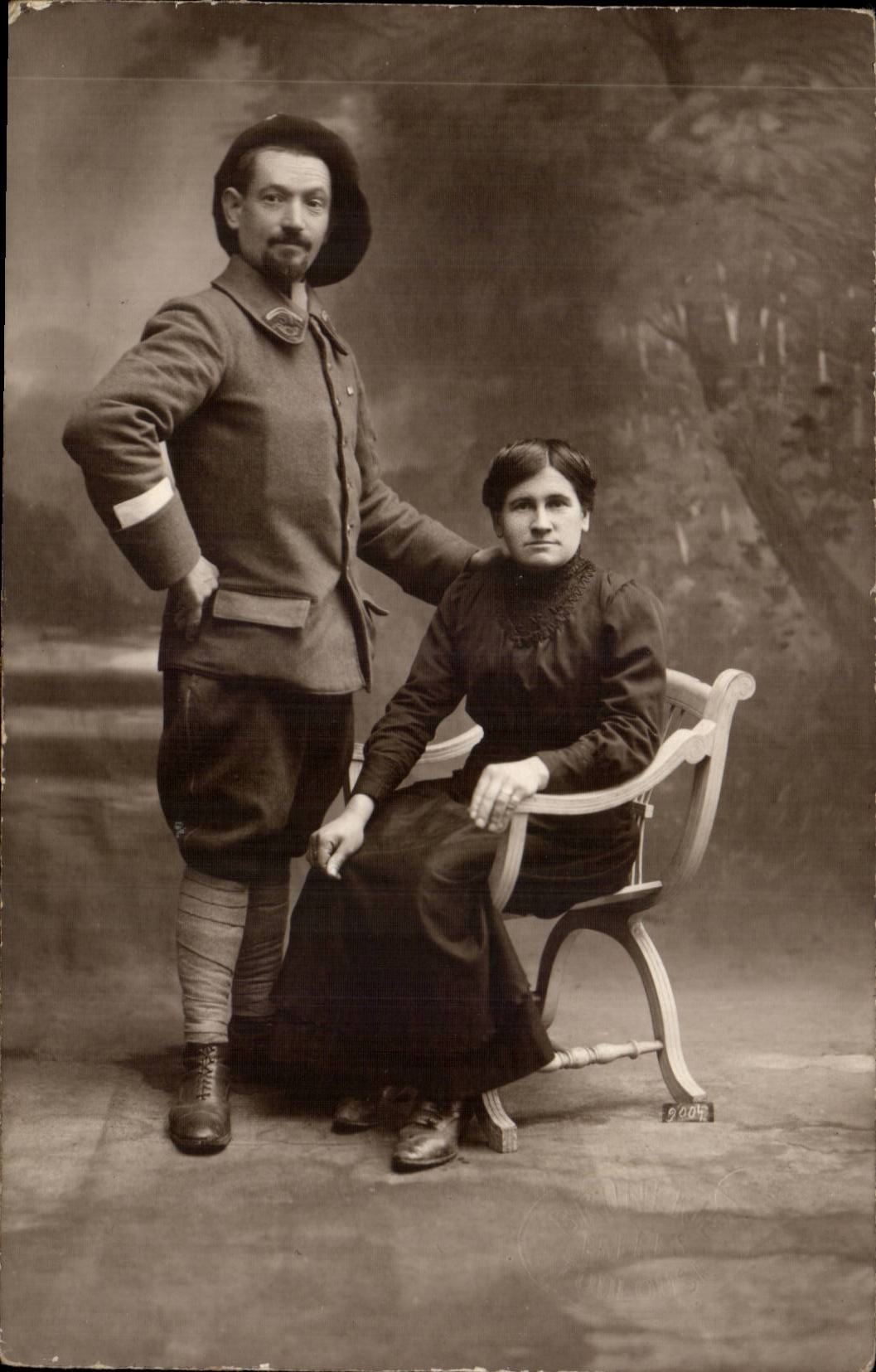 CARTE PHOTO Couple (cotume folklore chasseur alpin)